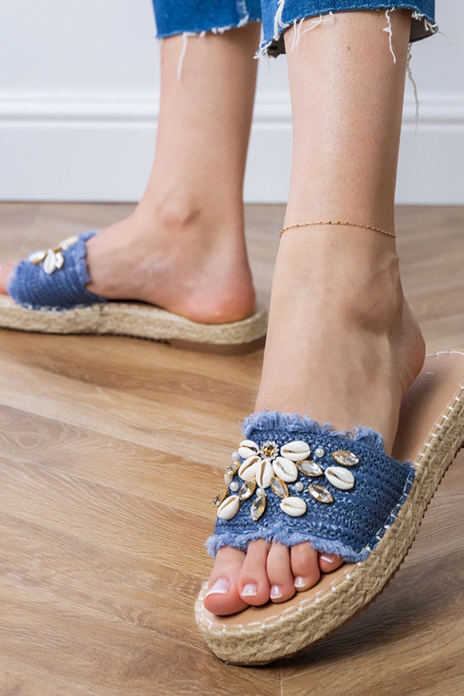Blaue geflochtene Espadrilles mit... Blaue geflochtene Espadrilles mit...