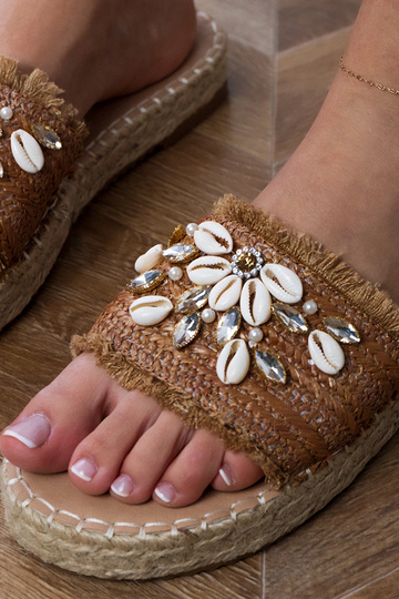 Braune geflochtene Espadrilles mit Muscheln Morsa