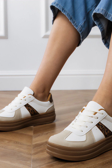 Sneaker mit Panther-Muster...