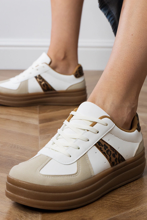 Sneaker mit Panther-Muster auf... Sneaker mit Panther-Muster auf...