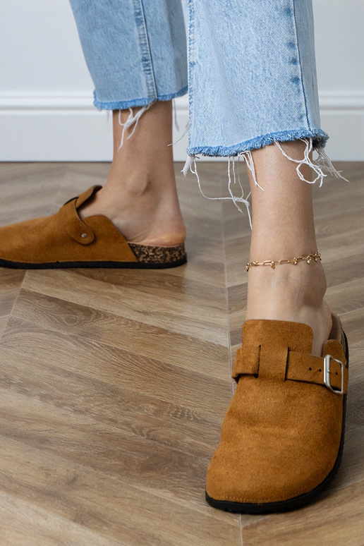 Braune geschlossene Hausschuhe auf...