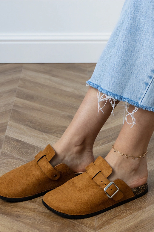 Braune geschlossene Hausschuhe auf...