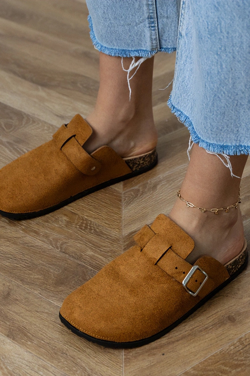 Braune geschlossene Hausschuhe auf...