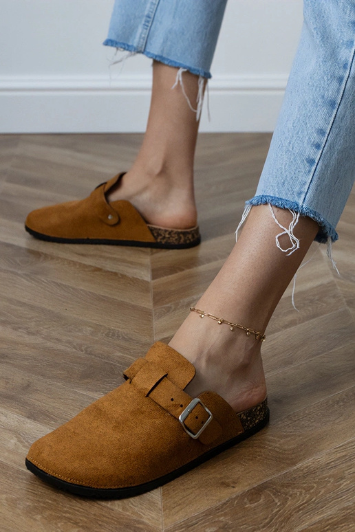 Braune geschlossene Hausschuhe auf...