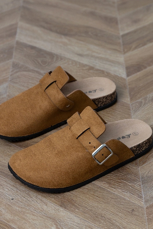 Braune geschlossene Hausschuhe auf...