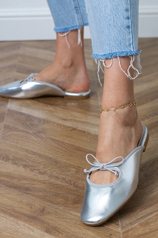 Silberne geschlossene Hausschuhe auf...