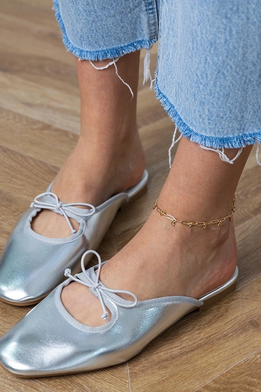 Silberne geschlossene Hausschuhe auf...