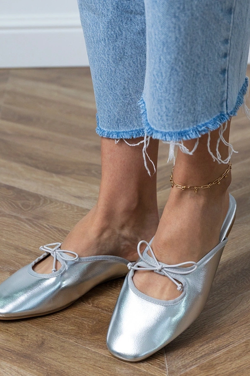 Silberne geschlossene Hausschuhe auf...