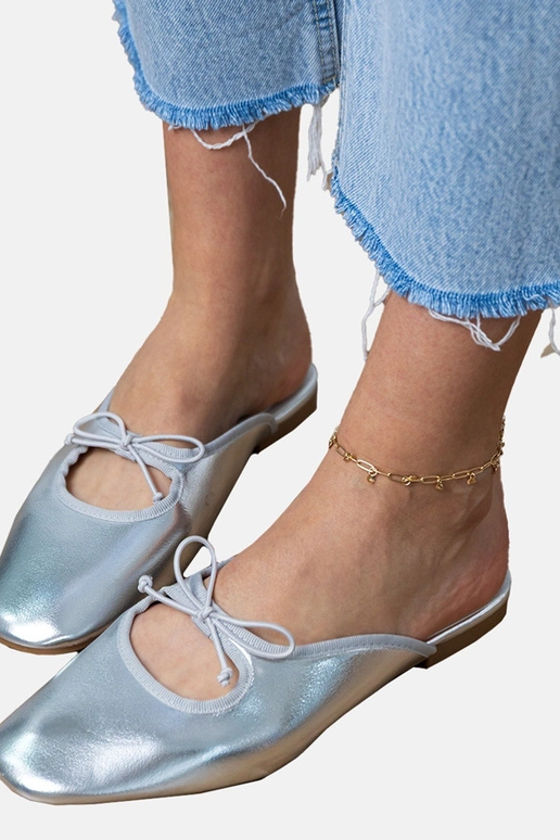 Silberne geschlossene Hausschuhe auf...