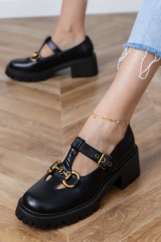 Schwarze Halbschuhe auf dickem Absatz... Schwarze Halbschuhe auf dickem Absatz...