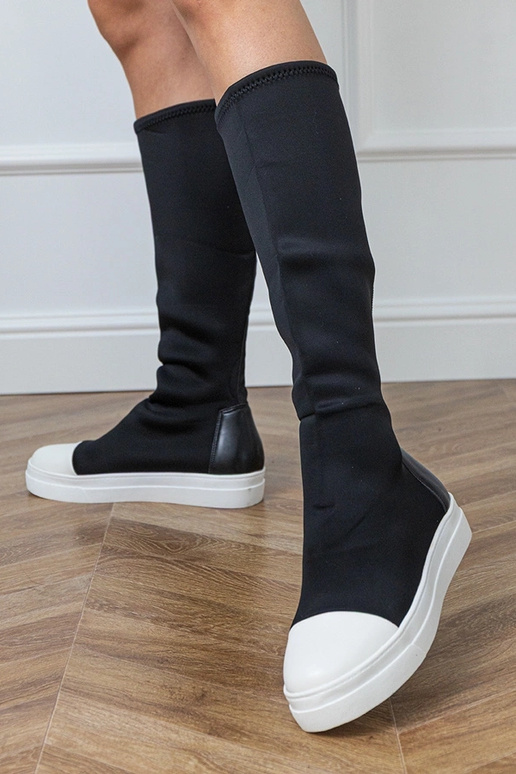 Schwarze textile Sportstiefel mit...