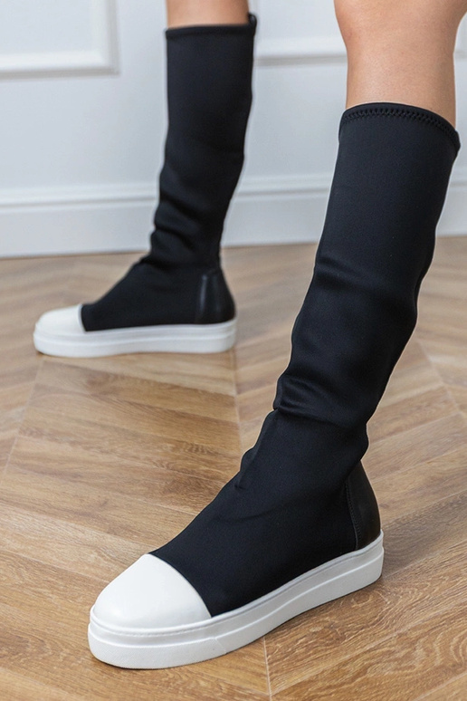 Schwarze textile Sportstiefel mit...