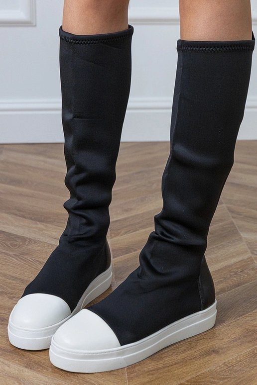 Schwarze textile Sportstiefel mit...