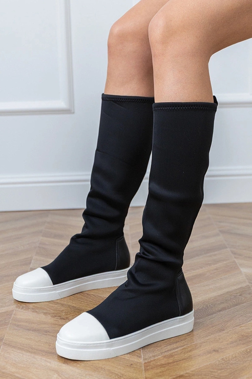 Schwarze textile Sportstiefel mit...