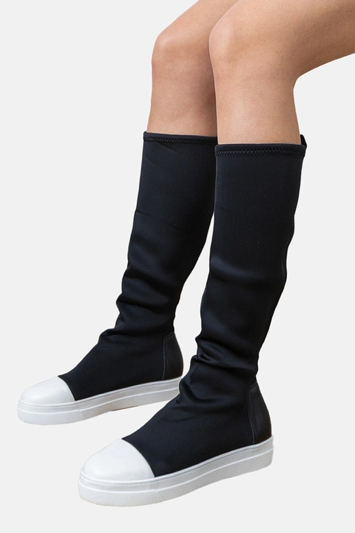 Schwarze textile Sportstiefel mit...