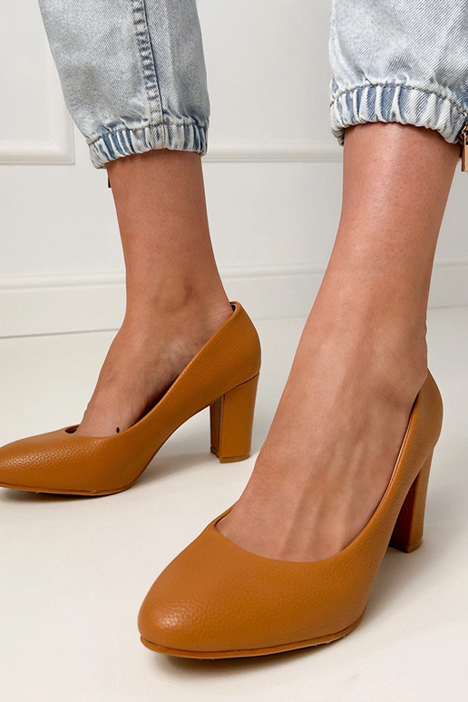 Braune klassische Sandalen mit Absatz...