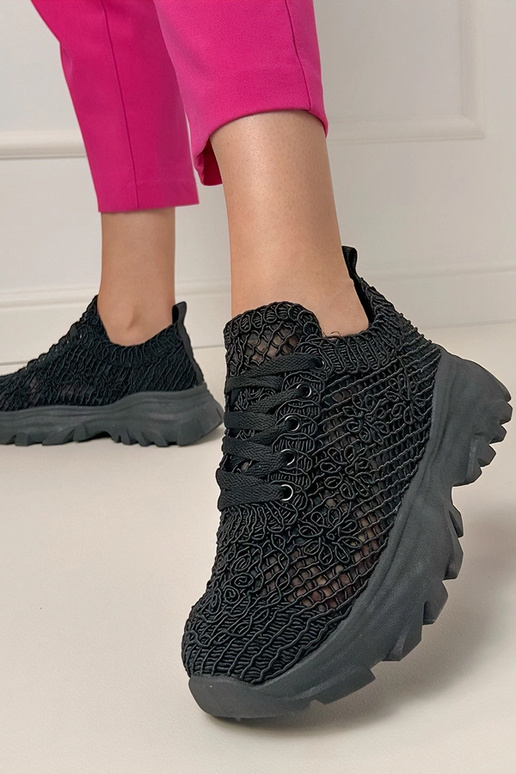 Schwarze durchbrochene Sneaker auf...