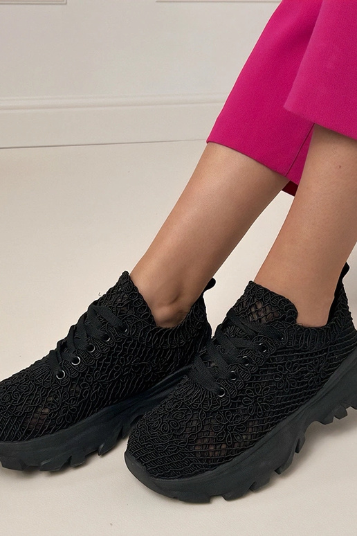 Schwarze durchbrochene Sneaker auf...