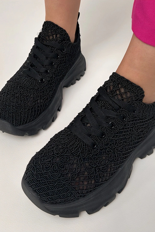 Schwarze durchbrochene Sneaker auf...