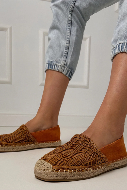 Braune durchbrochene Espadrilles auf... Braune durchbrochene Espadrilles auf...