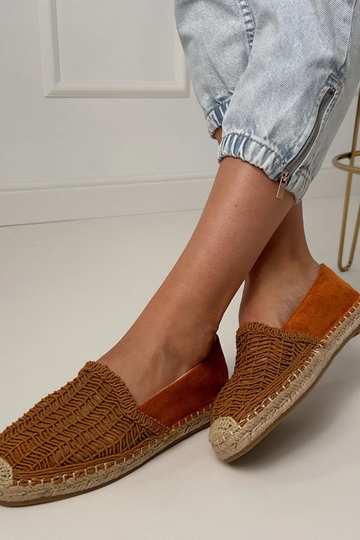 Braune durchbrochene Espadrilles auf... Braune durchbrochene Espadrilles auf...