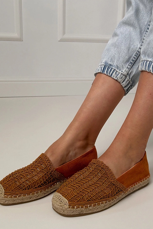 Braune durchbrochene Espadrilles auf... Braune durchbrochene Espadrilles auf...