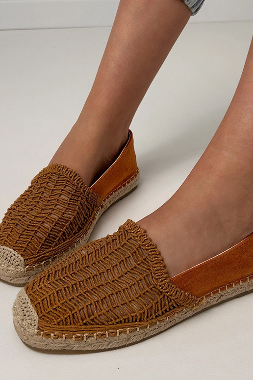 Braune durchbrochene Espadrilles auf... Braune durchbrochene Espadrilles auf...
