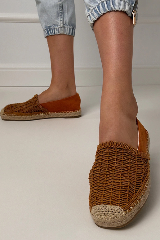 Braune durchbrochene Espadrilles auf... Braune durchbrochene Espadrilles auf...