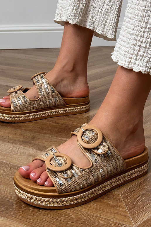 Sandfarbene geflochtene Pantoletten...