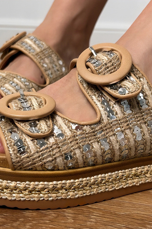 Sandfarbene geflochtene Pantoletten...