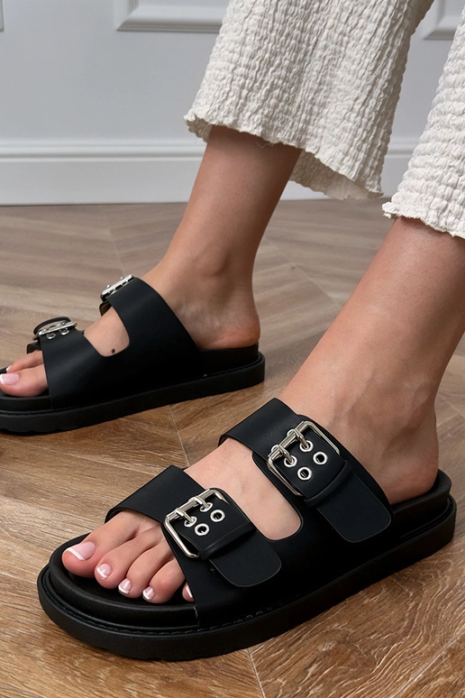 Schwarze Pantoletten mit Schnallen an...