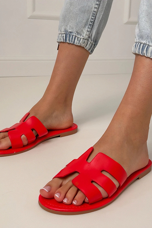 Rote Pantoletten dekoriert mit...