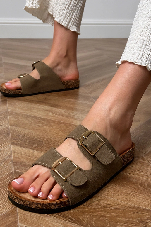 Grüne Hausschuhe mit Schnallen auf...