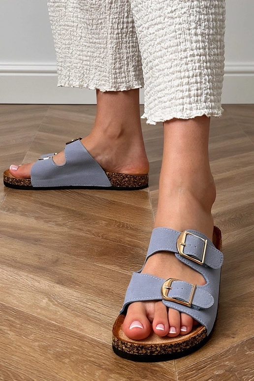 Blaue Hausschuhe mit Schnallen auf...