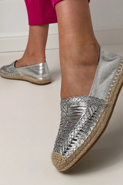 Silberne Spitzen-espadrilles auf... Silberne Spitzen-espadrilles auf...