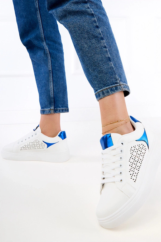 Weiße Sneakers mit blauen Details auf...