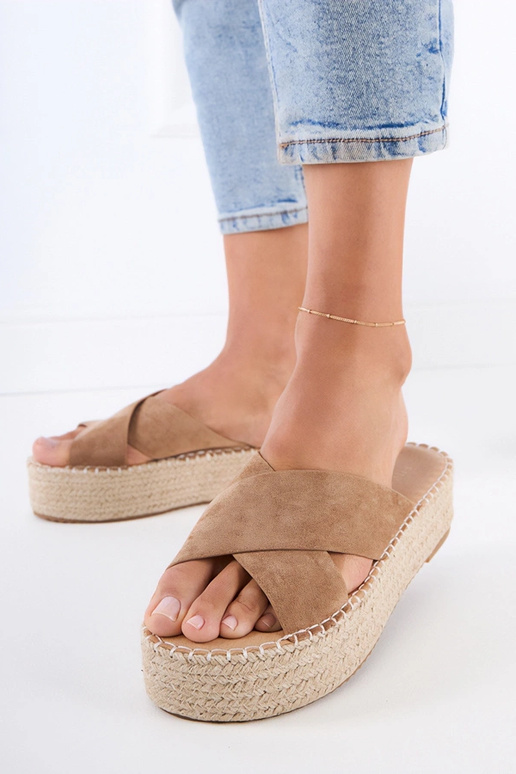 Braune Espadrilles mit Riemen auf der...