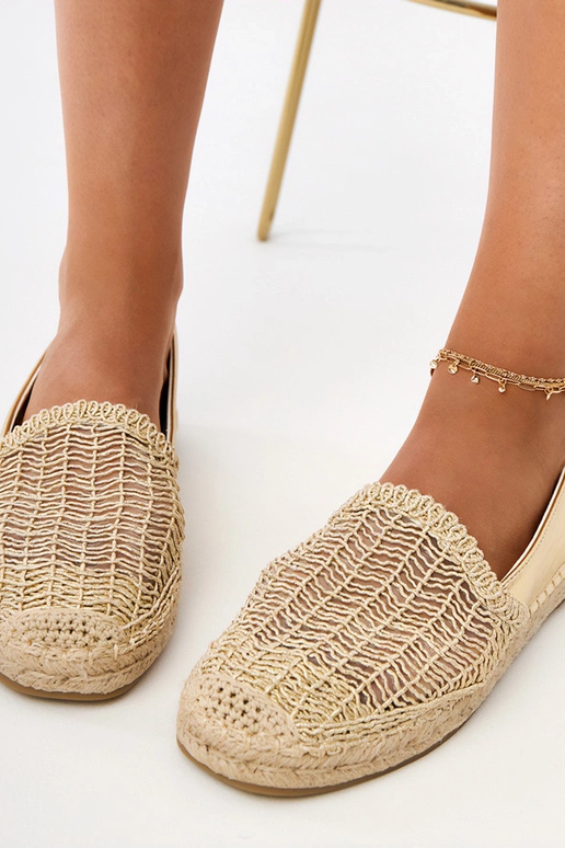 Goldene, durchbrochene Espadrilles...