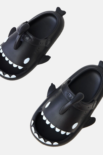 Schwarze Kinder-Slipper mit Haifischmotiven Tossi 2