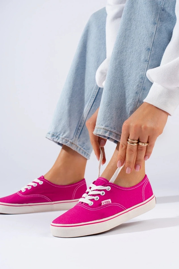 Leuchtend rosa Schuhe von... 2