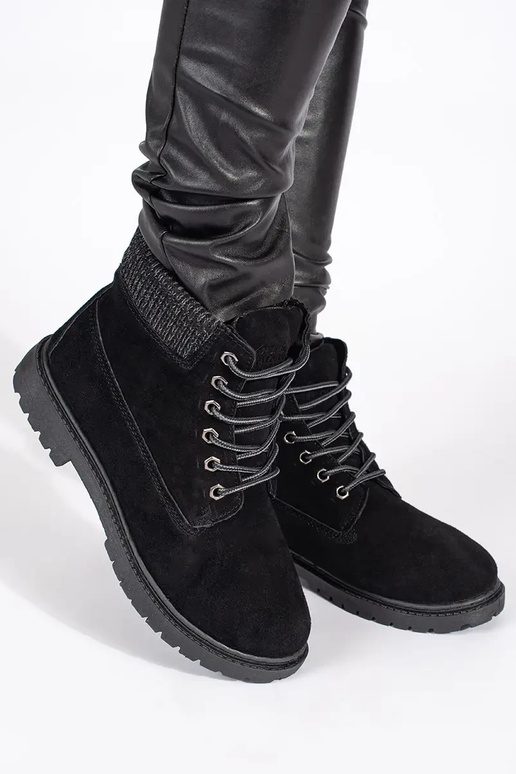 Damenschuhe sind aus Naturleder in...