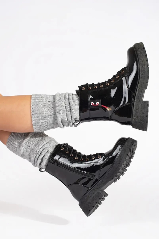 Lackschuhe mit Schnürsenkeln in Schwarz