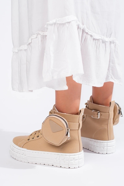 lässige Schuhe mit einer Plattform...