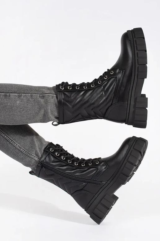 Schnürstiefel mit gemusterter Spitze