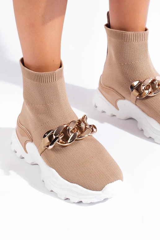 Sneakers-Modellschuhe mit einer... Sneakers-Modellschuhe mit einer...