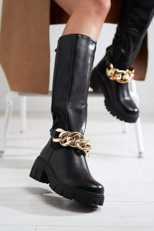 Schwarze Schuhe mit hohen Absätzen...