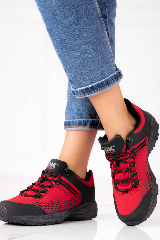 Rote Trekking-Schuhe auf dicker... Rote Trekking-Schuhe auf dicker...