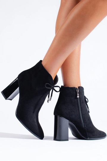 Damenstiefel auf einer... 2