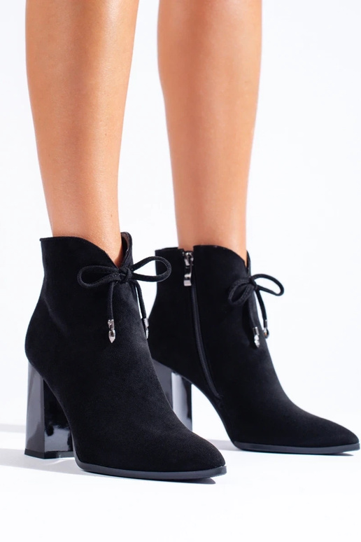 Damenstiefel auf einer hohen Stange