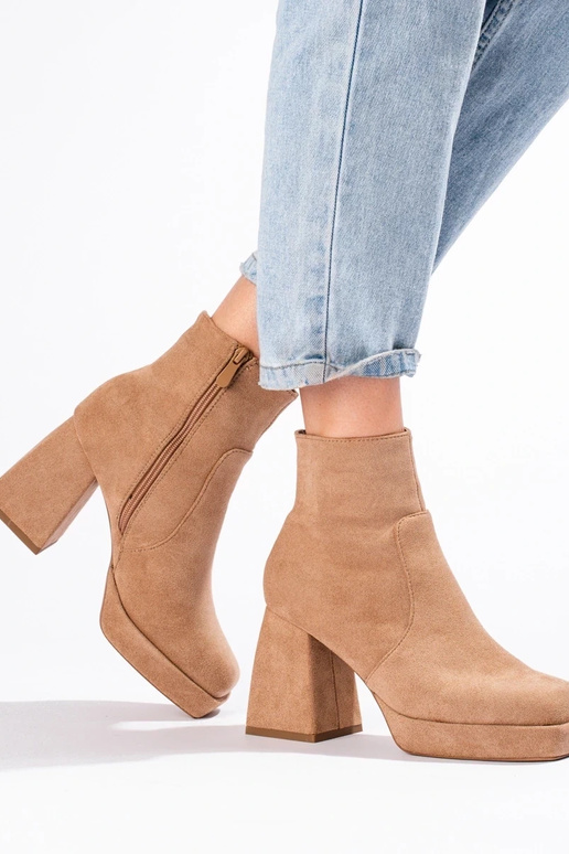 Damenstiefel mit breiter Stange in Beige Damenstiefel mit breiter Stange in Beige